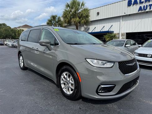 Used 2022 Chrysler Pacifica Touring-L FWD image 2