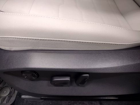 New 2025 Volkswagen Taos SE image 19