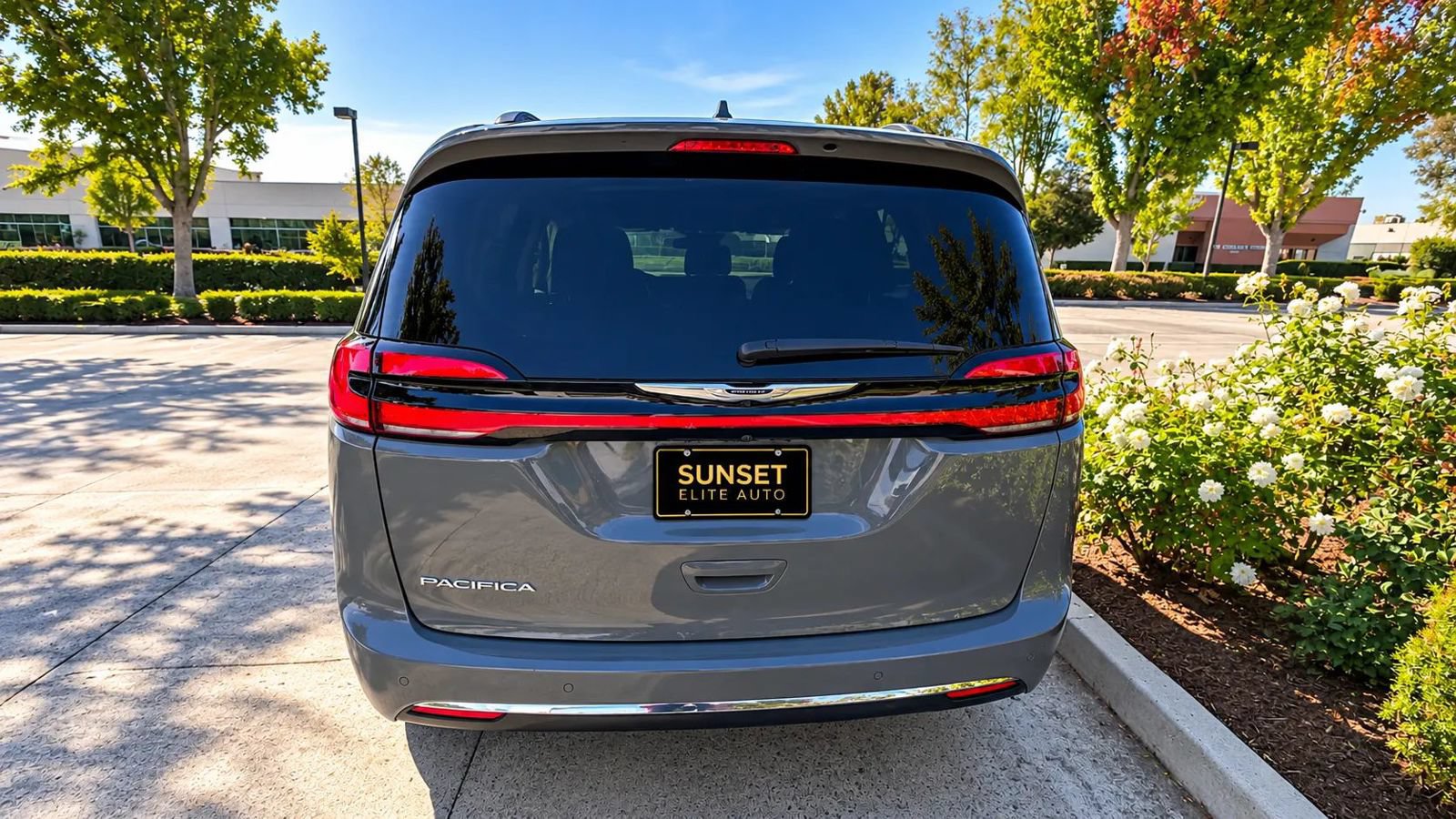 Used 2025 Chrysler Pacifica Select FWD image 6