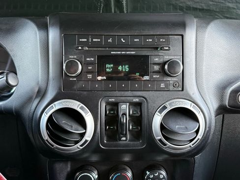 Used 2018 Jeep Wrangler Unlimited Sahara w/ Connectivity Group AWD/4WD image 42