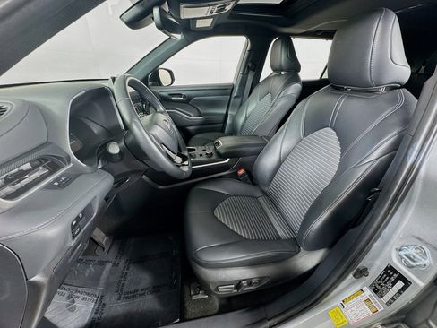 Certified 2025 Toyota Highlander XSE image 12
