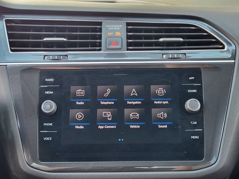 Used 2021 Volkswagen Tiguan SE w/ Panoramic Sunroof Package AWD/4WD image 11