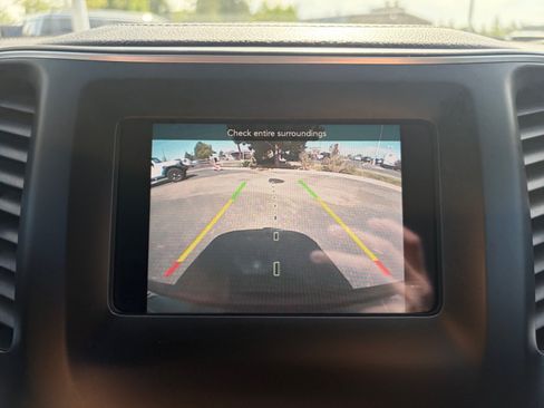 Used 2019 Jeep Cherokee Latitude Plus w/ Cold Weather Group AWD/4WD image 25