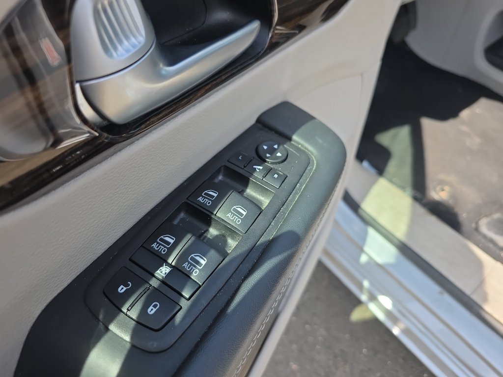 Certified 2024 Chrysler Pacifica Limited FWD image 21