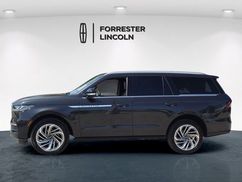 Used 2025 Lincoln Navigator Reserve AWD/4WD image 6