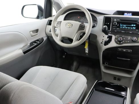 Used 2011 Toyota Sienna LE image 28