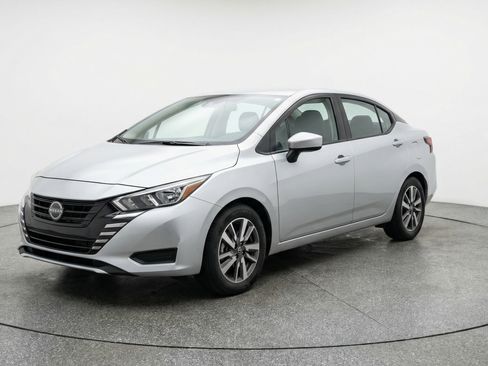 Used 2025 Nissan Versa SV image 3