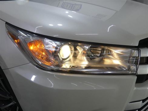 Used 2019 Toyota Highlander XLE image 12