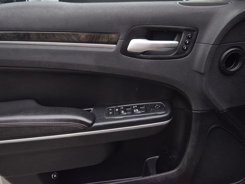 Used 2018 Chrysler 300 Limited AWD/4WD image 18