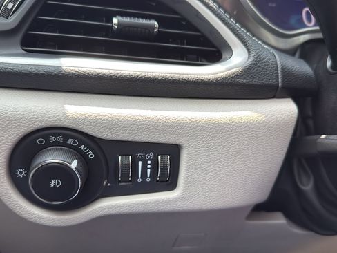 Used 2023 Chrysler Pacifica Touring-L FWD image 14