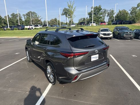 Used 2023 Toyota Highlander Platinum FWD image 8
