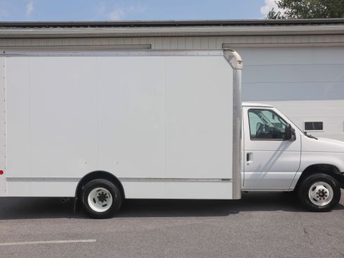 Used 2024 Ford E-450 and Econoline 450 Super Duty w/ Driver's Safety Package RWD image 2