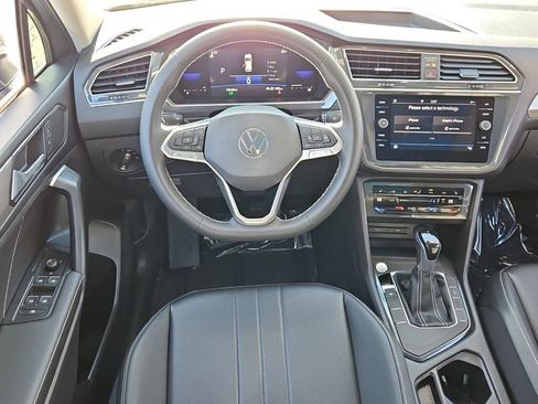 Used 2023 Volkswagen Tiguan SE w/ Panoramic Sunroof Package image 15