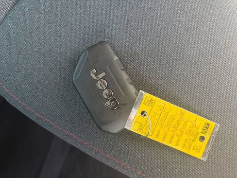 Used 2025 Jeep Wrangler Unlimited Rubicon AWD/4WD image 27