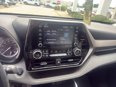 Used 2022 Toyota Highlander XLE AWD/4WD image 12