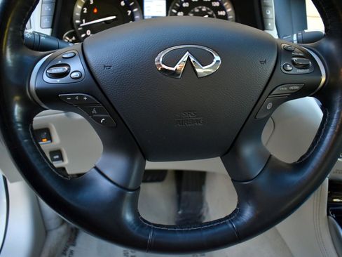 Used 2017 INFINITI Q70 L 3.7 w/ Deluxe Touring Package image 16