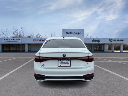 Used 2025 Volkswagen Jetta SE FWD image 4