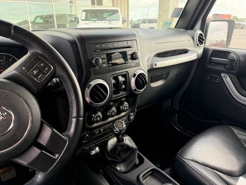 Used 2016 Jeep Wrangler Unlimited Sahara w/ Connectivity Group image 7