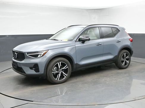 Used 2023 Volvo XC40 B5 Plus w/ Protection Package Premier AWD/4WD image 4