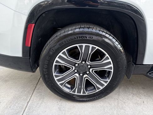 Used 2024 Jeep Wagoneer L Series II w/ Flexible Seating Group AWD/4WD image 10