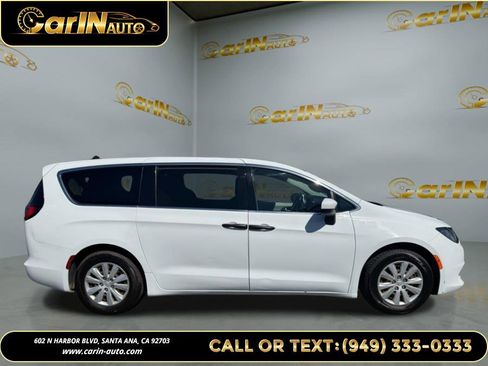Used 2020 Chrysler Voyager L image 4