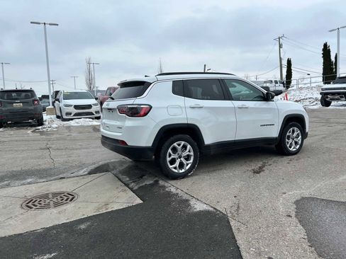 Certified 2025 Jeep Compass Latitude image 17