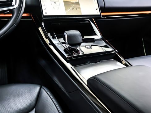 Used 2025 Land Rover Range Rover Sport SE image 6