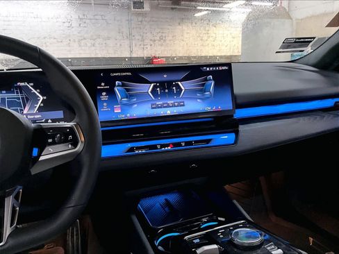 Certified 2026 BMW i5 eDrive40 w/ M Sport Package RWD image 9
