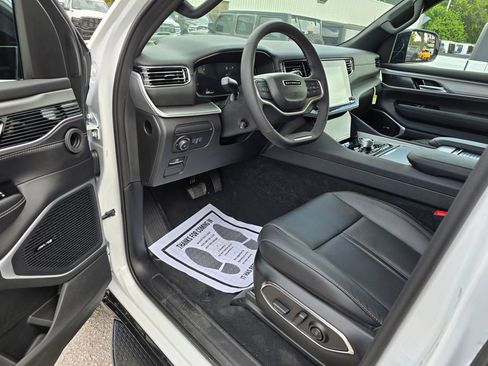 New 2025 Jeep Wagoneer L Series II w/ HD Trailer Tow Package w/25F image 16