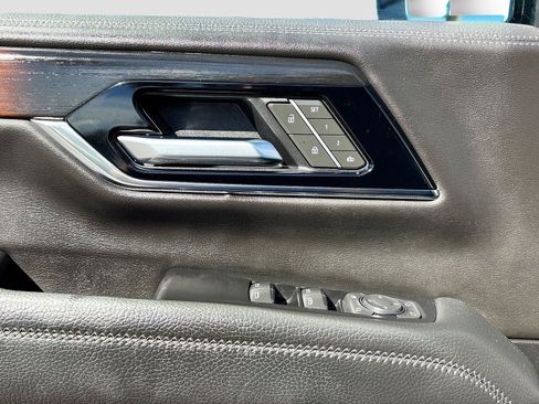 Used 2025 GMC Yukon Denali RWD image 18