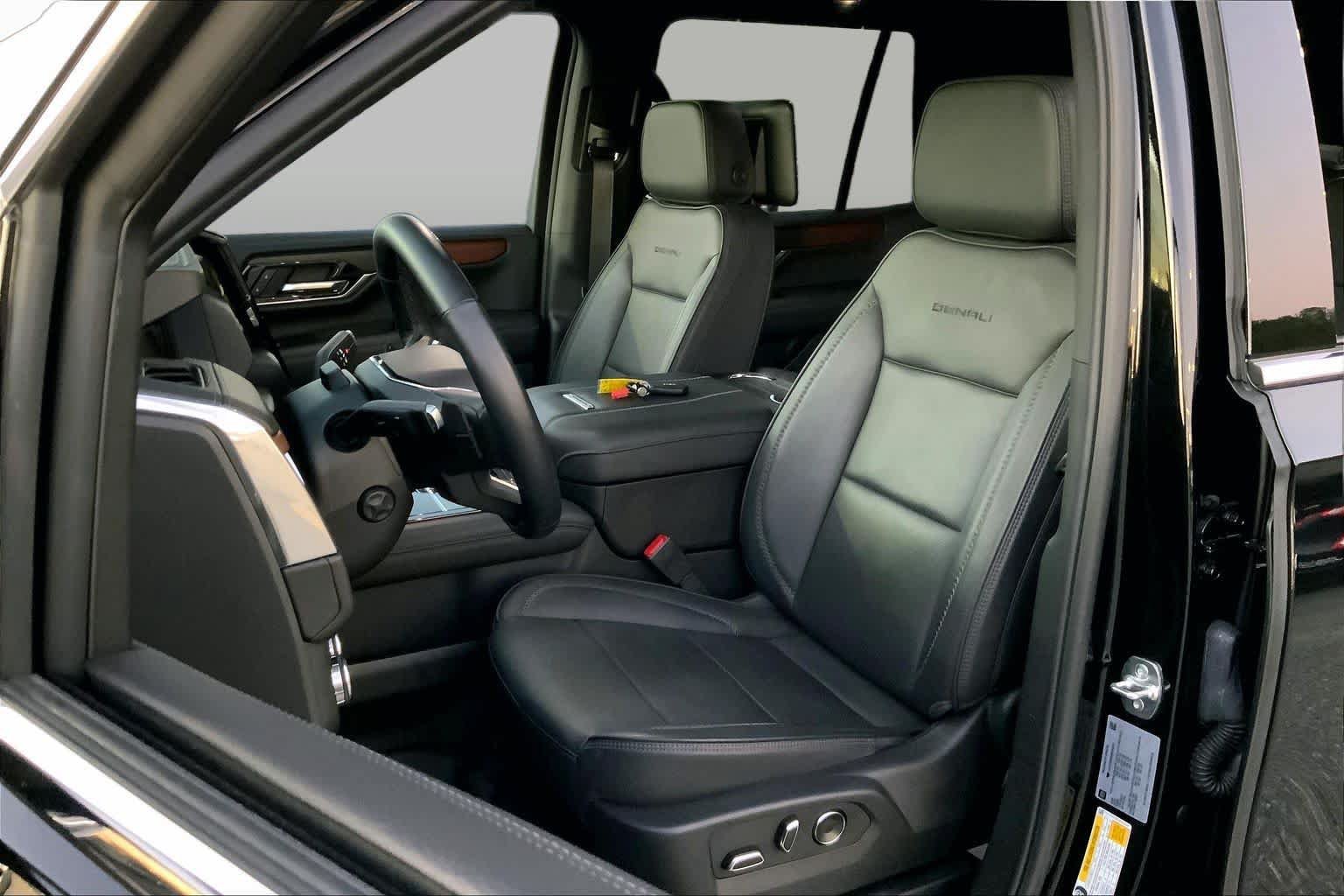 Used 2025 GMC Yukon Denali w/ Denali Reserve Package AWD/4WD image 7