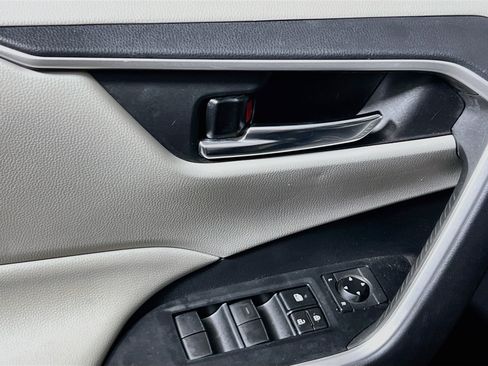 Used 2019 Toyota RAV4 XLE FWD image 16