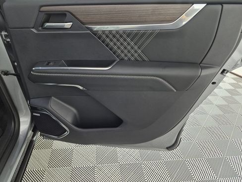 Used 2025 GMC Acadia Denali FWD image 33
