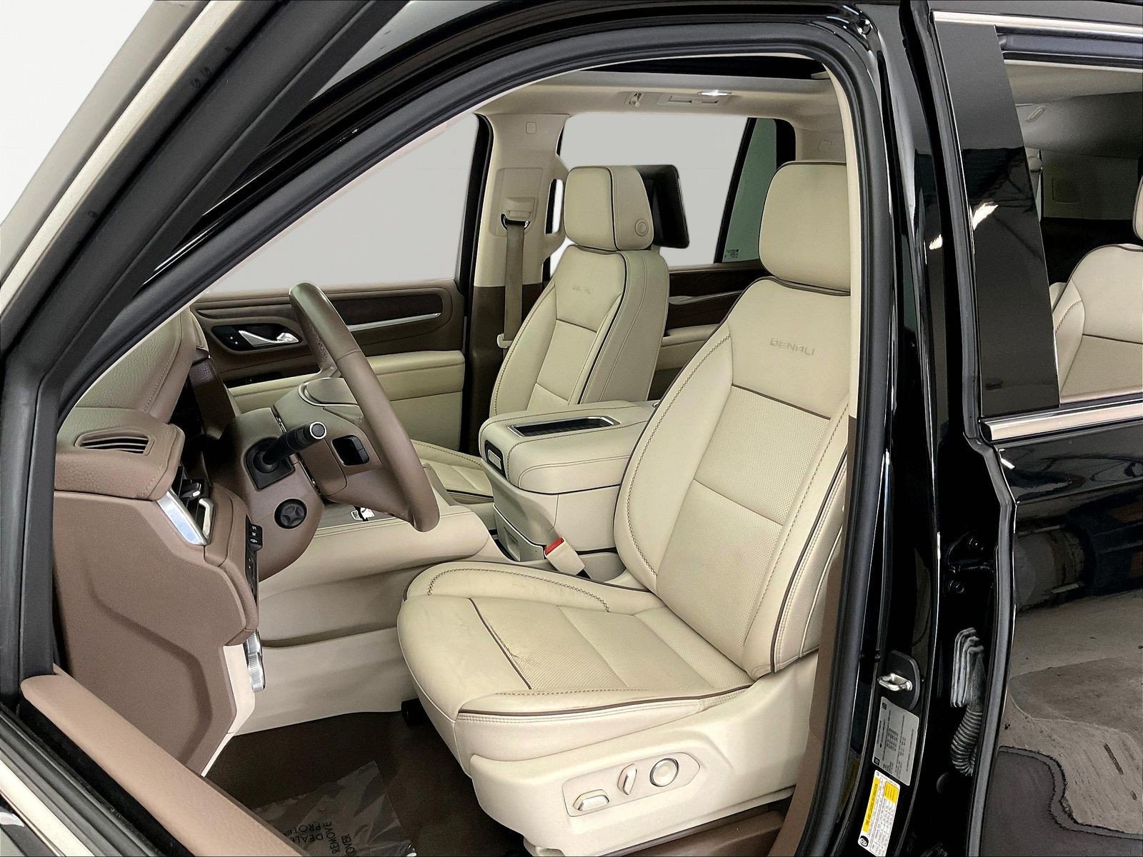 Used 2021 GMC Yukon Denali w/ Denali Ultimate Package AWD/4WD image 21