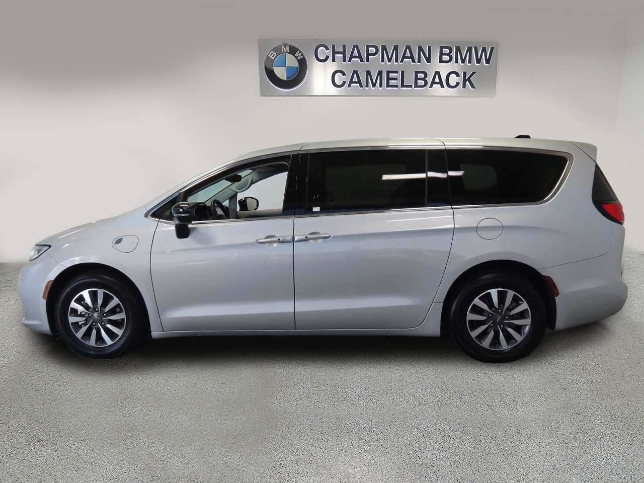 Used 2024 Chrysler Pacifica Limited FWD image 3