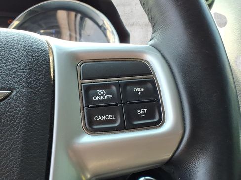 Used 2013 Chrysler Town & Country Touring-L w/ Driver Convenience Group FWD image 18