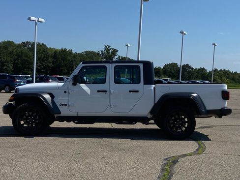 Used 2023 Jeep Gladiator Sport AWD/4WD image 4