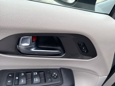 Used 2023 Chrysler Pacifica Touring-L image 24