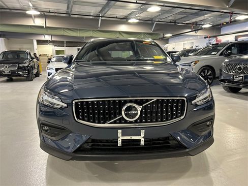 Used 2025 Volvo V60 B5 Cross Country Plus image 6