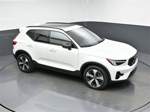 Used 2024 Volvo XC40 B5 Plus image 41