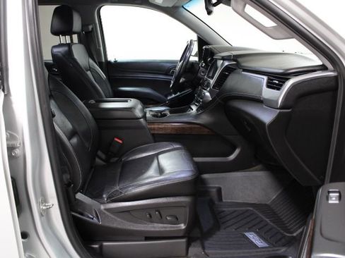 Used 2018 Chevrolet Suburban LT image 25