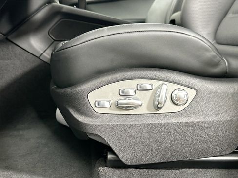 Certified 2025 Porsche Macan image 17