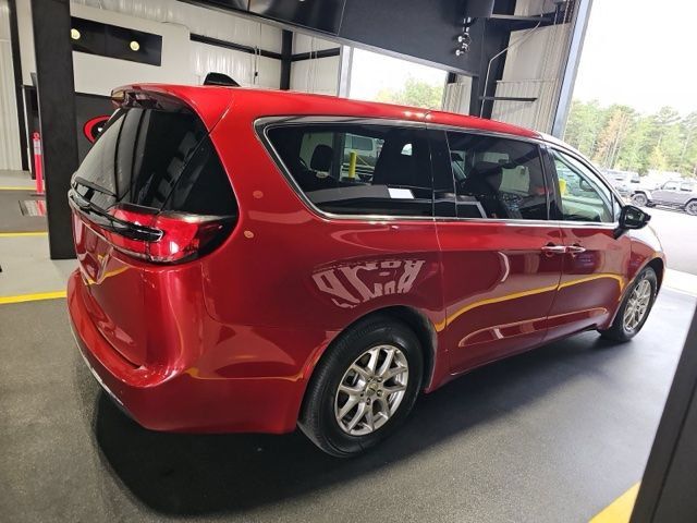 Used 2025 Chrysler Pacifica Select FWD image 2
