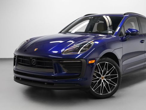 Certified 2024 Porsche Macan AWD/4WD image 4