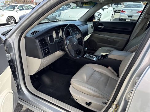 Used 2005 Dodge Magnum SXT w/ Comfort Seating Group AWD/4WD image 2