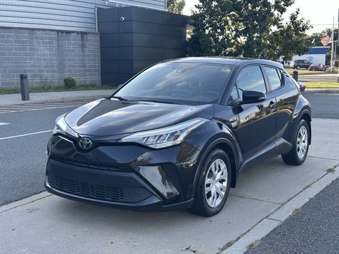 Used 2020 Toyota C-HR LE FWD image 1