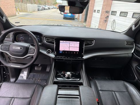 Used 2024 Jeep Wagoneer Series II w/ Flexible Seating Group AWD/4WD image 20