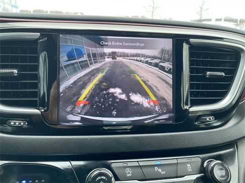 Used 2019 Chrysler Pacifica Touring-L image 14