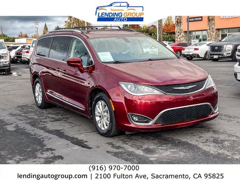 Used 2018 Chrysler Pacifica Touring-L image 5