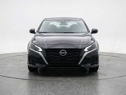 Used 2025 Nissan Altima 2.5 SV FWD image 2